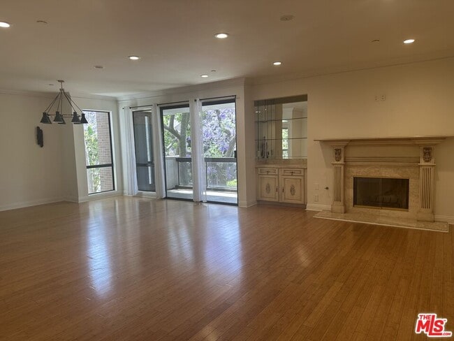 Building Photo - 324 N Palm Dr