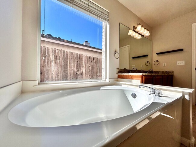 Building Photo - Beautiful 4-Bed Home with Open Floorplan, ...