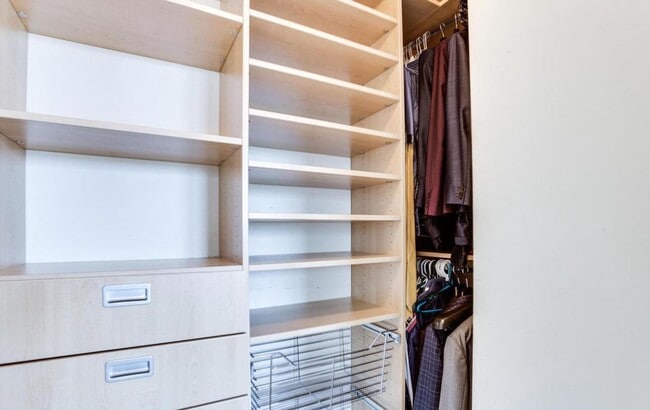 Building Photo - Exceptional 2BR/2BA corner unit with lovely city views. Ready mid-March!