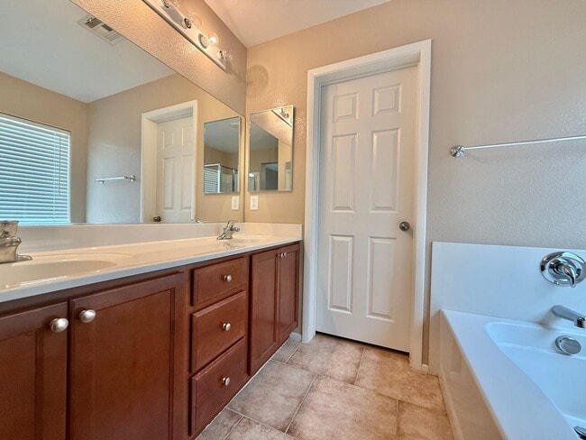 Building Photo - Spacious Living, Granite Counters, Great Location!