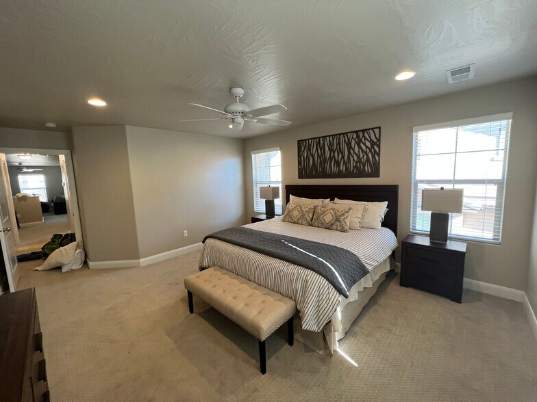 Building Photo - 1911 E Fiesta Ln