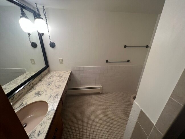 Building Photo - 1643 Stanbridge Ave