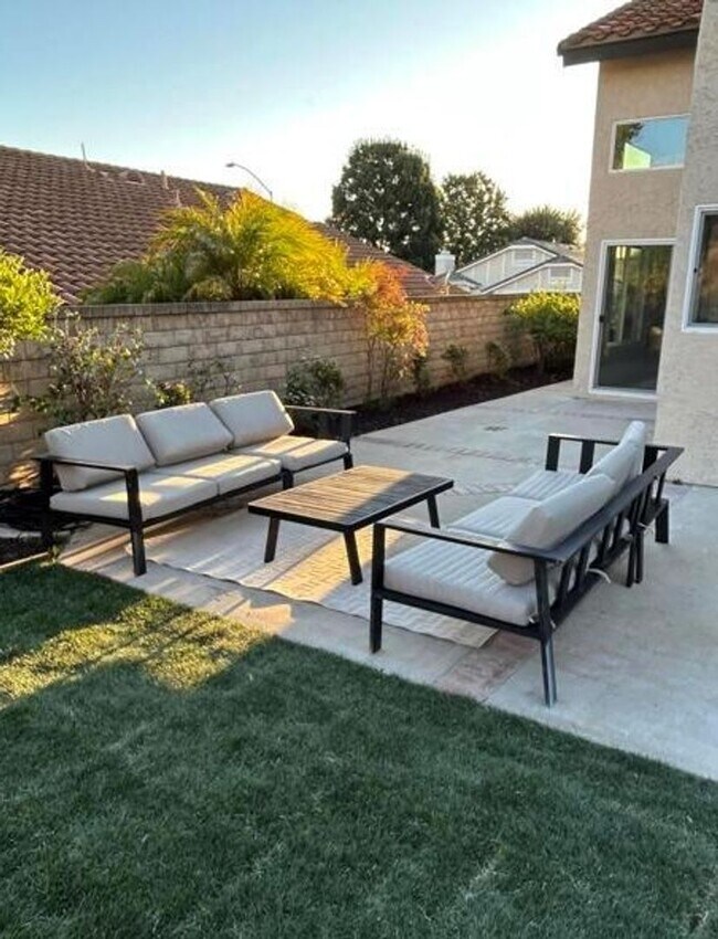 Building Photo - MOVE-IN READY 4+3 w/upgrades, great floorp...