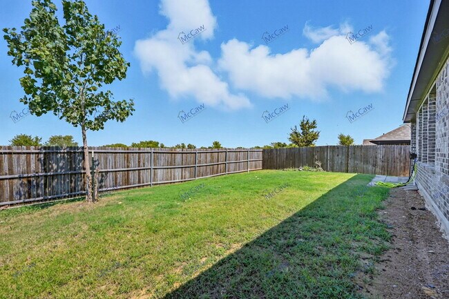 Building Photo - 3000 Llano Rd