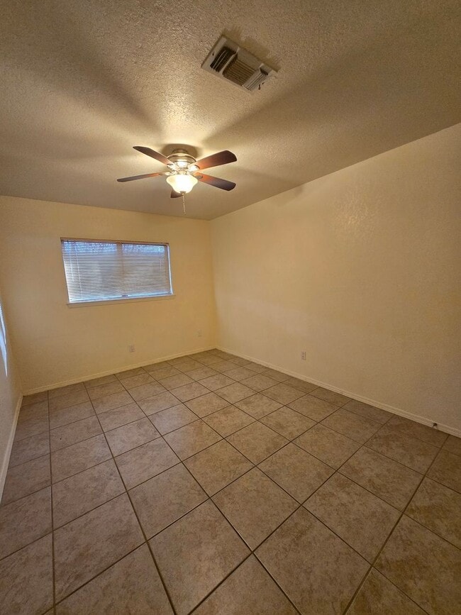 Building Photo - Charming 2 bedroom, 2  bath townhome in desirable area near a Golf Course & a greenspace. Two pat...