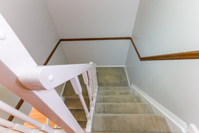 Building Photo - Bright and Spacious Townhome Living Near Reston