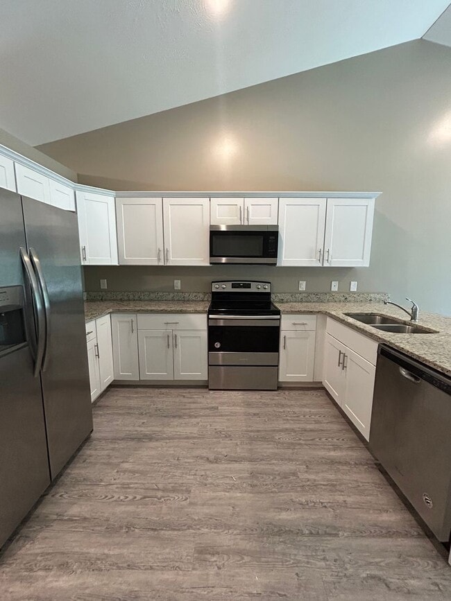 Building Photo - Spacious 4 Bedroom Duplex Near Village Pointe