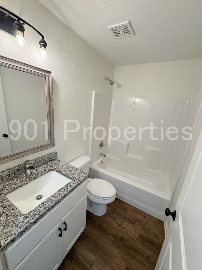 Building Photo - 565 Fernwood Dr