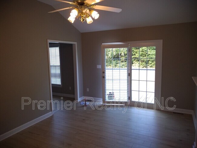 Building Photo - 156 Charleston Ridge Dr