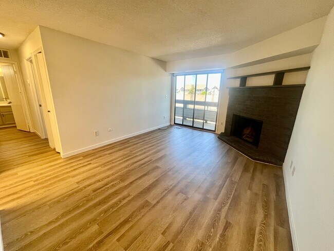 Building Photo - **$500 Move in Special**  Updated Spacious 1 bed/1 bath in Aurora