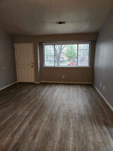 Building Photo - 325 Springville Ct