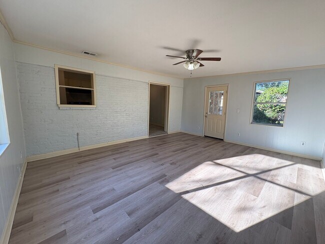 Building Photo - Gorgeous 3 bedroom/1 bath home with living room and den!
