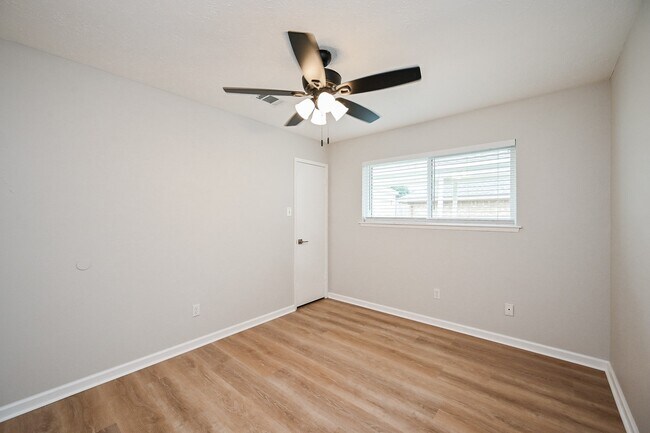 Building Photo - 2818 Green Fields Dr