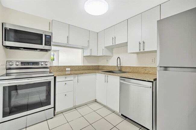 Building Photo - 10525 SW 112th Ave
