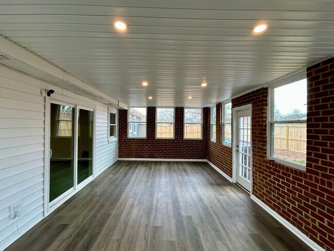 Building Photo - 3001 Guenevere Dr