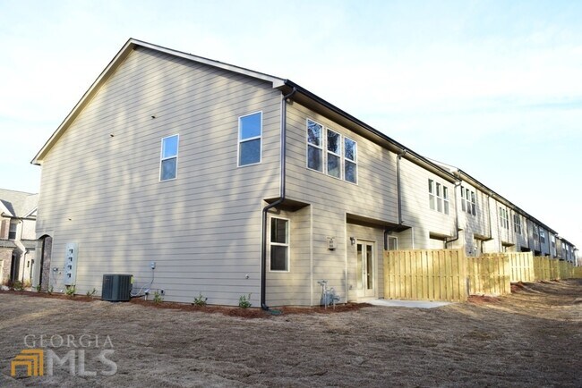 Building Photo - 5 Holdings Dr
