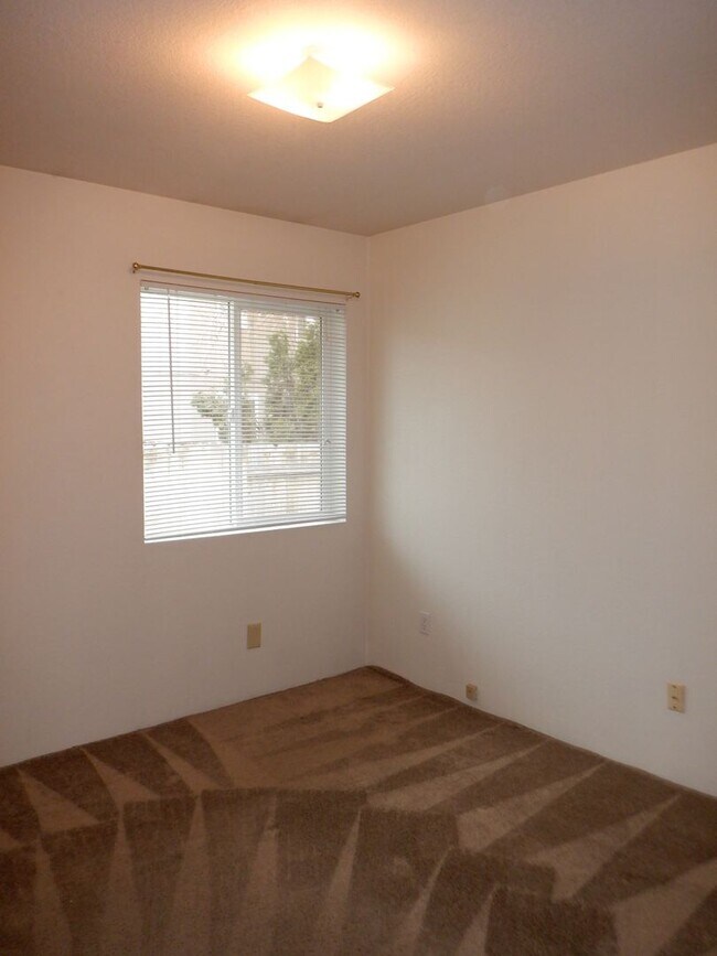 Building Photo - Single Level 2 Bed/2 Bath End Unit with Ga...