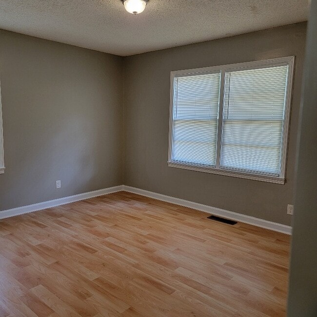 Building Photo - SECTION 8 WELCOME!