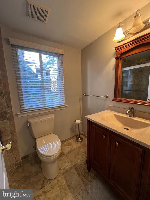 Building Photo - 1701 Mountainview Dr