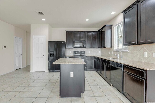 Building Photo - 322 Walnut Crest