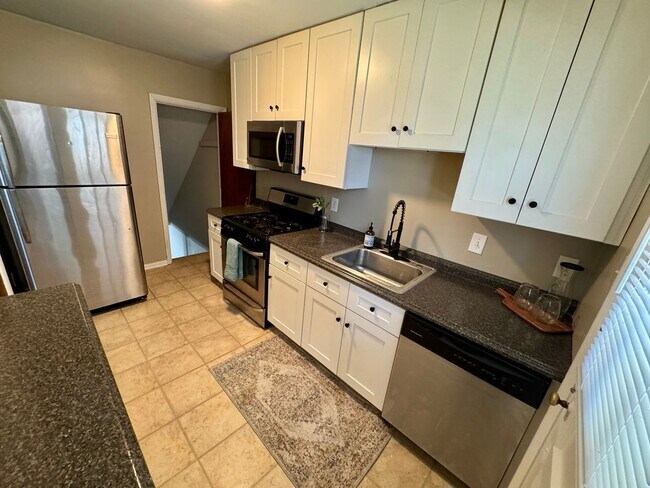 Building Photo - 2 Bedroom - Grandview Area