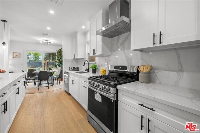 Building Photo - 5815 Saloma Ave