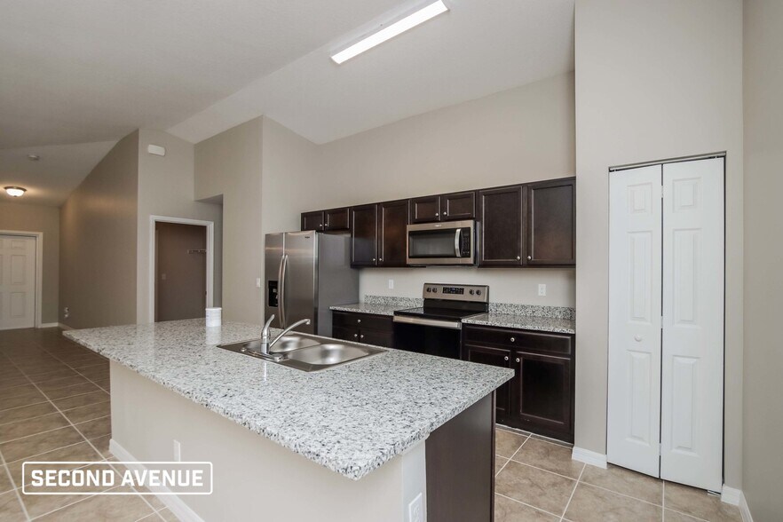 Building Photo - 1426 Paramount Ave SE