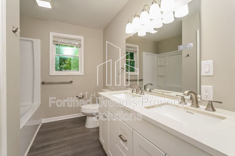 Building Photo - 519 W 20th St