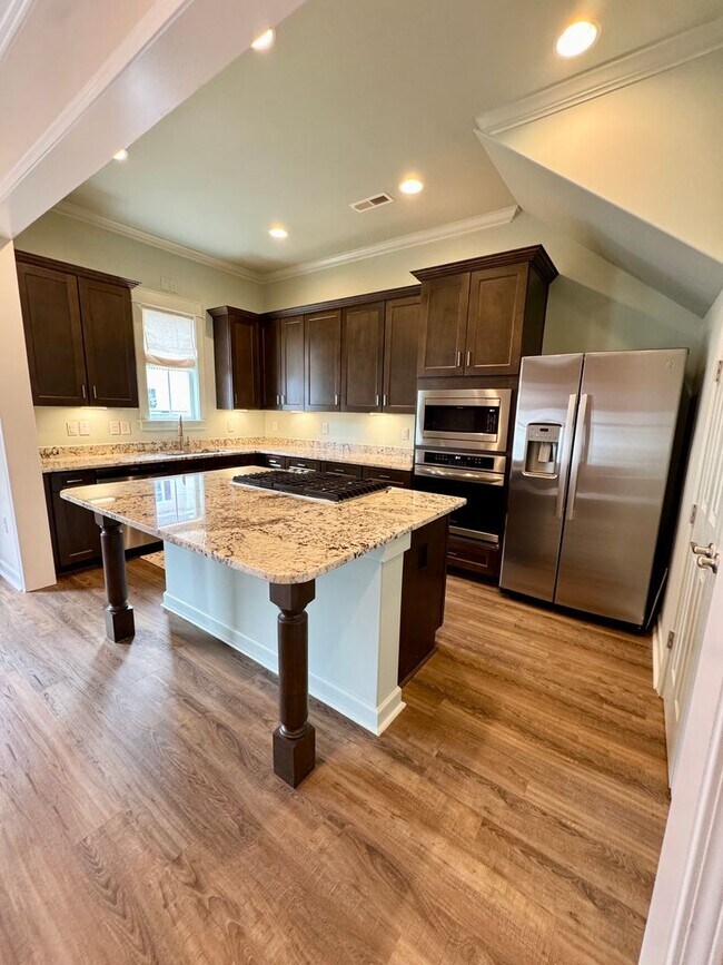 Building Photo - Upscale Townhome in Market Common! MOVE-IN READY!