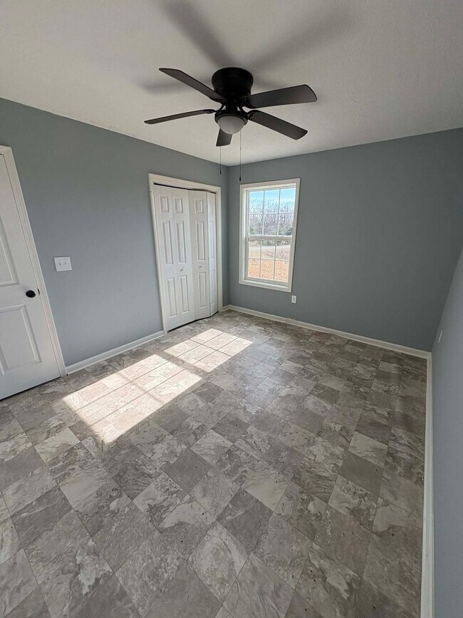 Building Photo - Country Living Comfort!