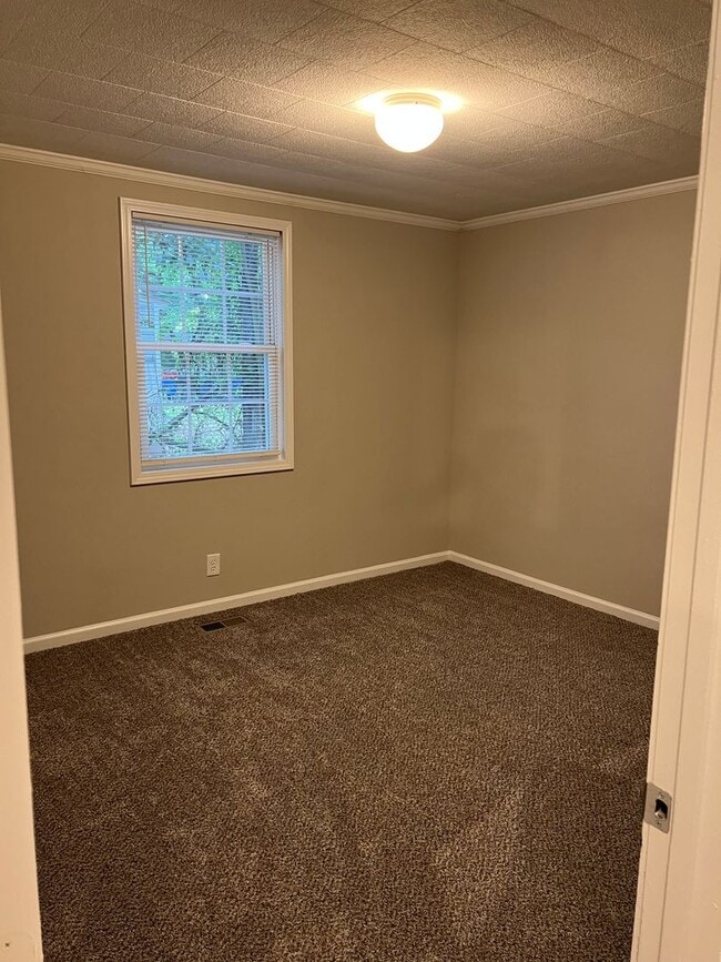 Building Photo - Nice single family three bedroom house wit...