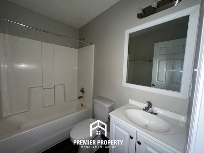 Building Photo - Modern Cordova Cove Living | 3BR/2BA with High Ceilings, Stone Fireplace & Garage