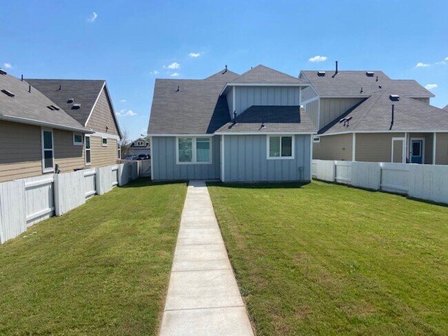 Building Photo - Brand New 4 Bed 2.5 Bath House with Large ...