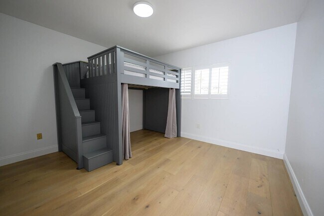 Building Photo - 2107 Dufour Ave