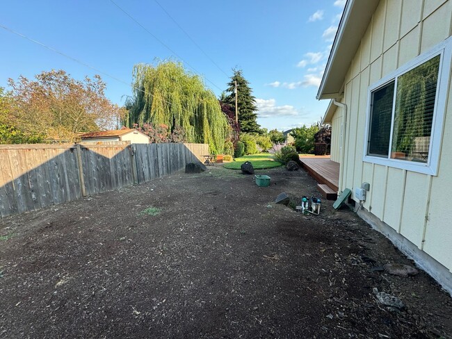 Building Photo - Beautiful 3 Bedroom In Eugene MOVE IN SPEC...