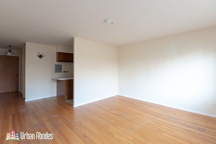 Building Photo - 659 W Wrightwood Ave