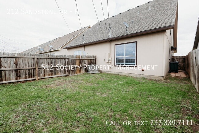 Building Photo - 212 Sandstone Dr