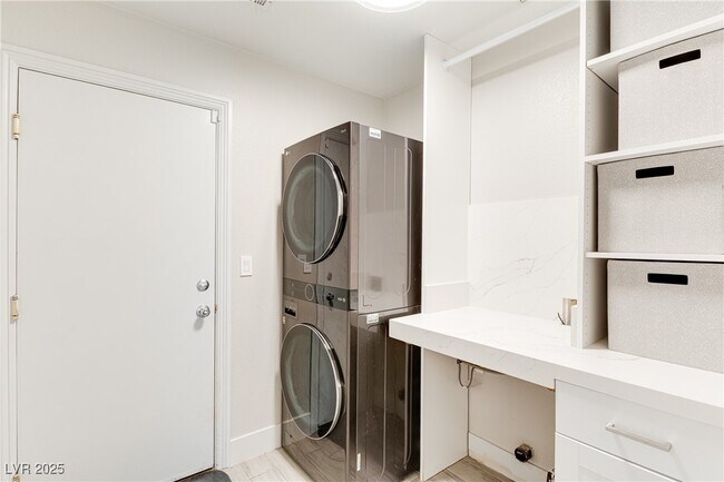 Building Photo - 2259 Smokey Sky Dr