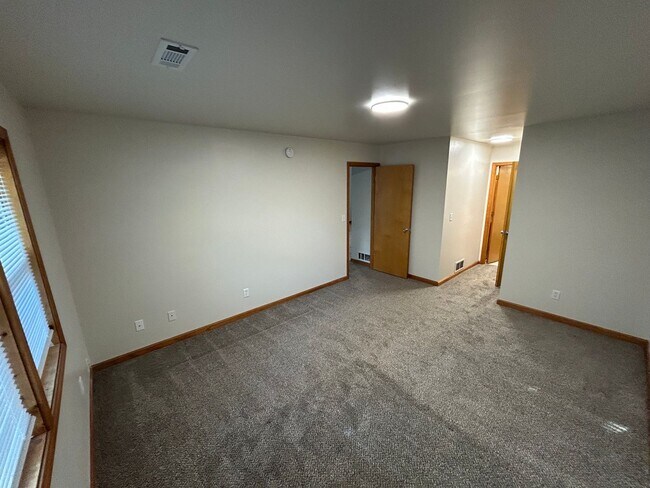 Building Photo - 2 bedroom, 2 full bath with attached garage