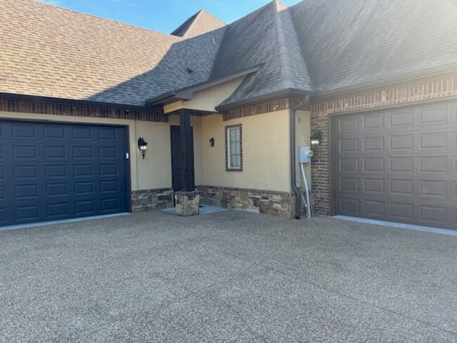 Building Photo - 4/3/2/2 Hallsville ISD Fenced Yard and Pool