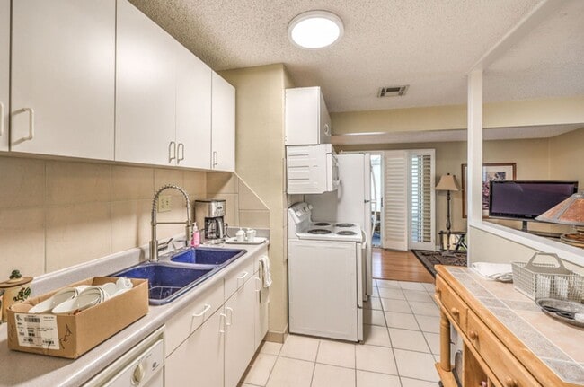 Building Photo - 1 Bedroom Casita with Pool Access!