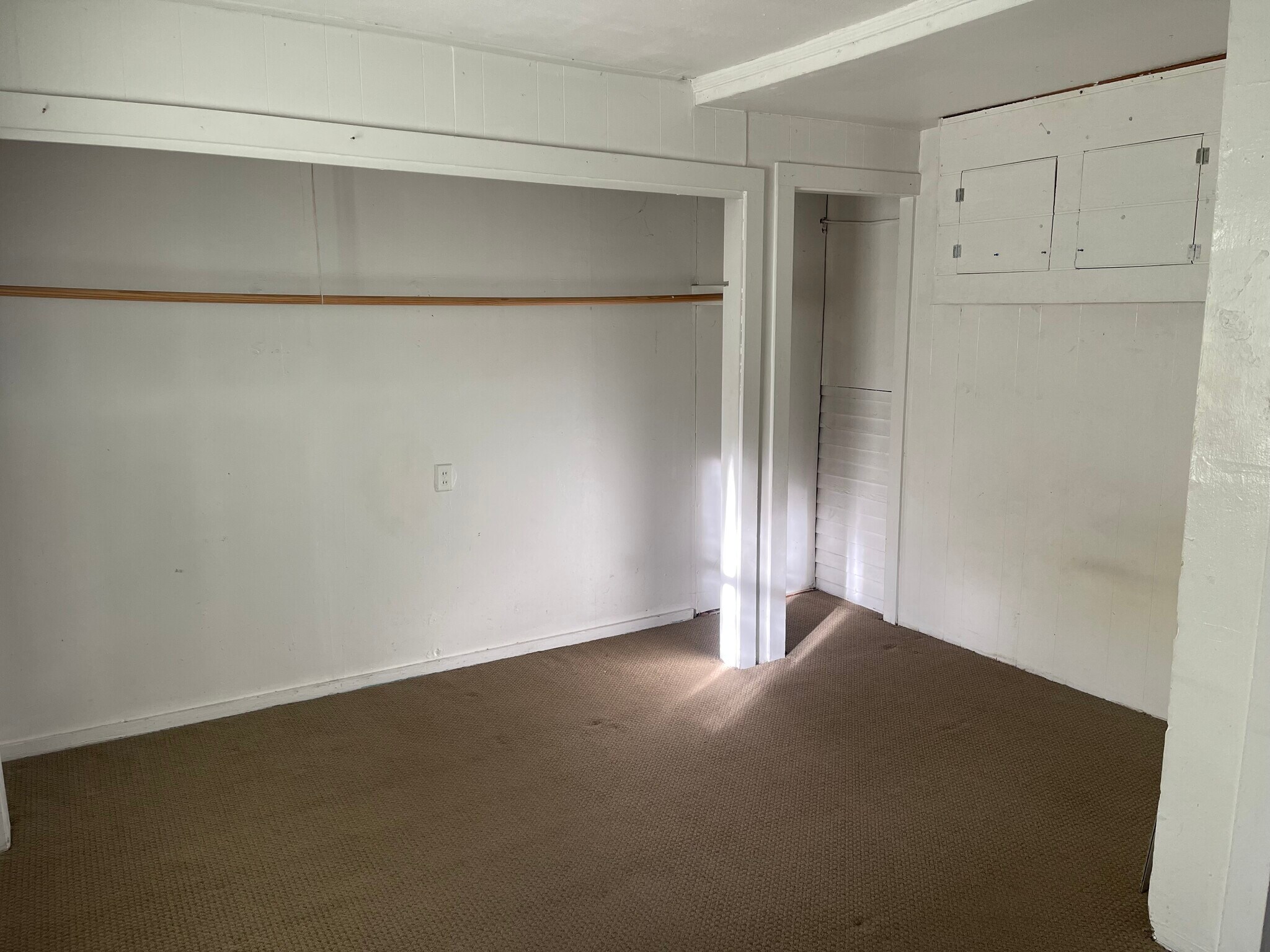 Building Photo - 390 W 19th Ave