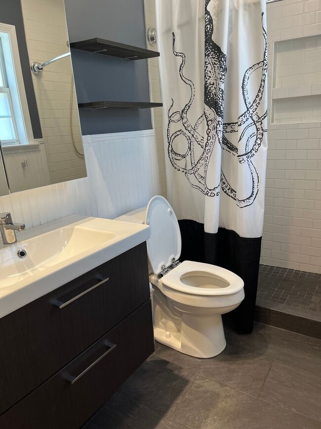 Building Photo - Remodeled home in Great Location