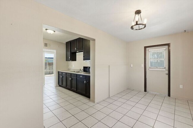 Building Photo - Light-Filled Tucson 2 Bedroom Rental – Move In This November!