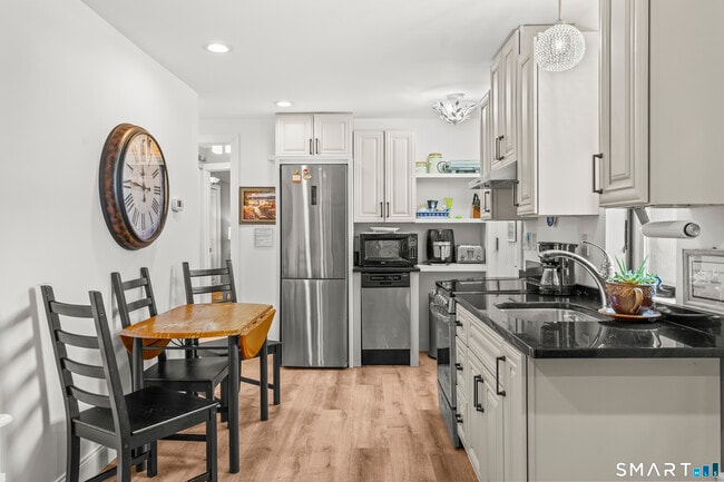 Building Photo - 801 Pequot Ave