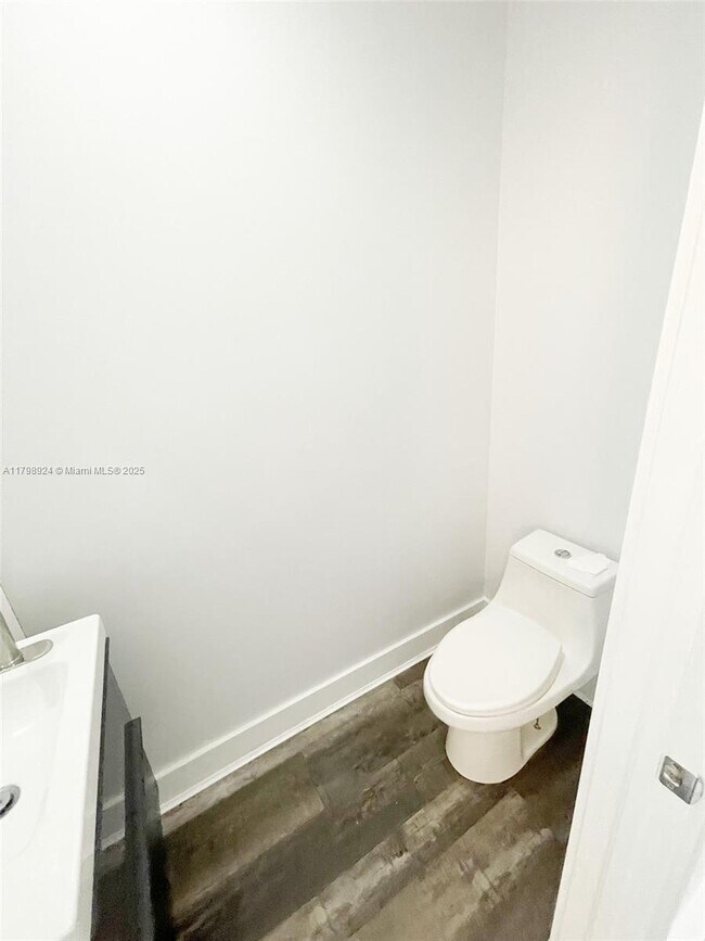 Building Photo - 285 River Bluff Ln