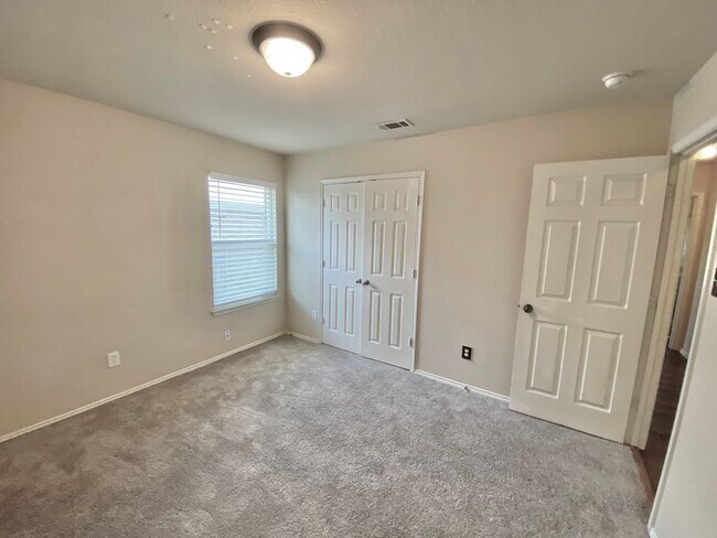 Building Photo - Open Floorplan and Amazing Resort Style Community!