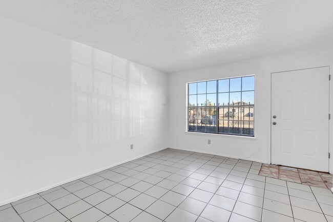 Building Photo - Charming townhouse for rent