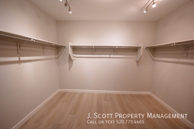 Building Photo - 5839 N 88th Ln