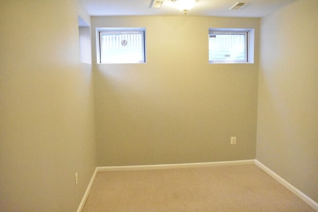 Building Photo - North Stafford End Unit Townhome !!